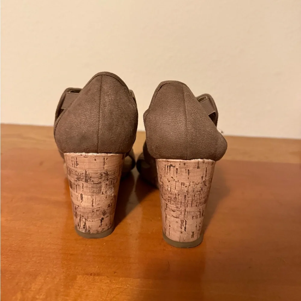 Life‎ stride Elegant Brown Peep-Toe wedges